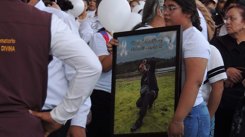 Entre aplausos y porras despiden a los ocho jóvenes víctimas de una masacre en Salamanca